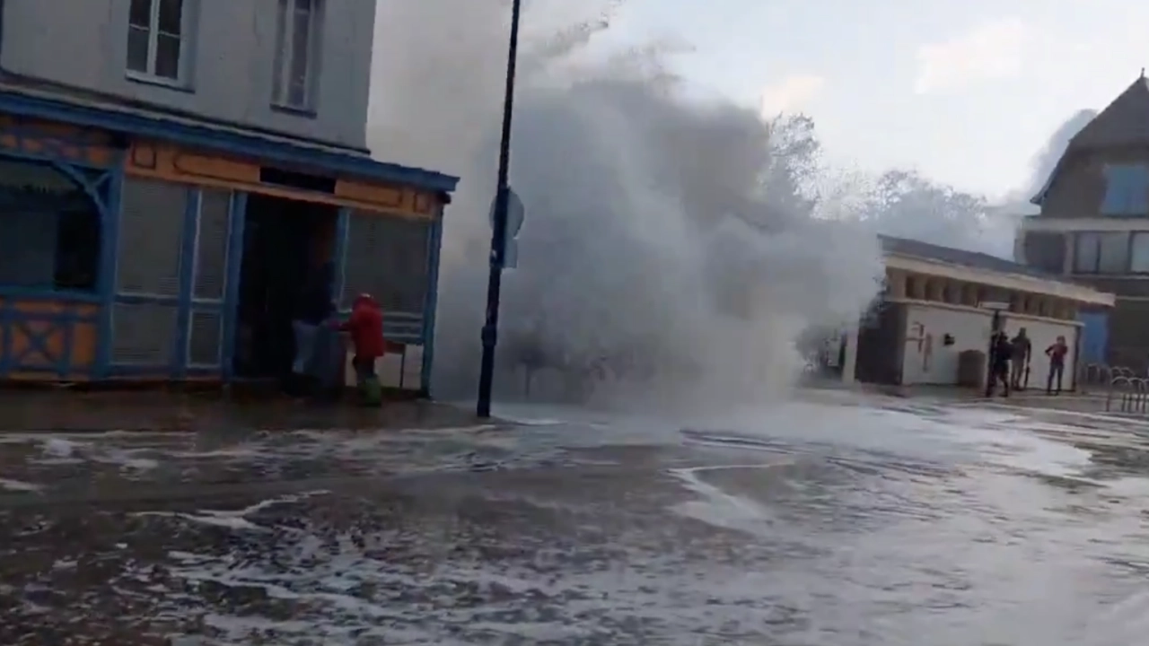 เมืองท่าฝรั่งเศสเผชิญคลื่นสูง ซัดข้ามกำแพงกันคลื่นน้ำทะลักท่วม (คลิป)