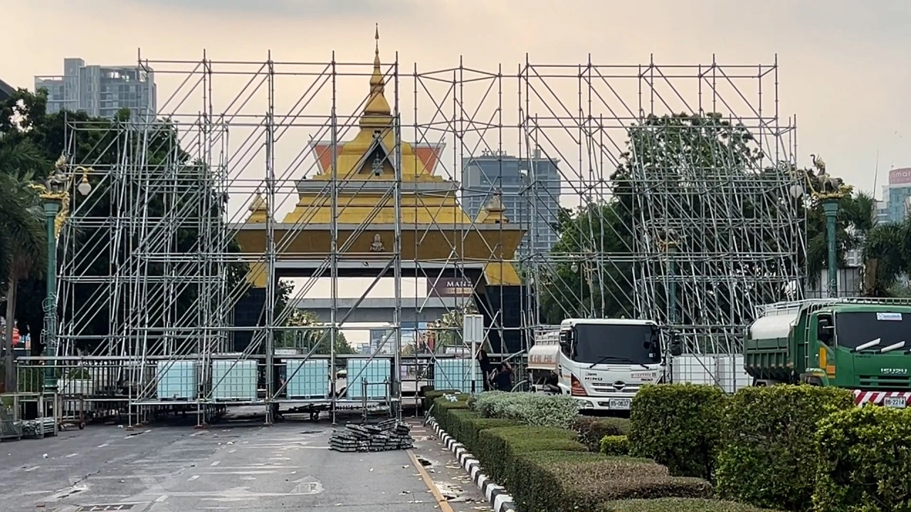 สงกรานต์วิถีไทบ้าน ถนนข้าวเหนียวสนุกแน่ เทศบาลฯ เร่งติดตั้งเวที ประดับถนนแล้ว