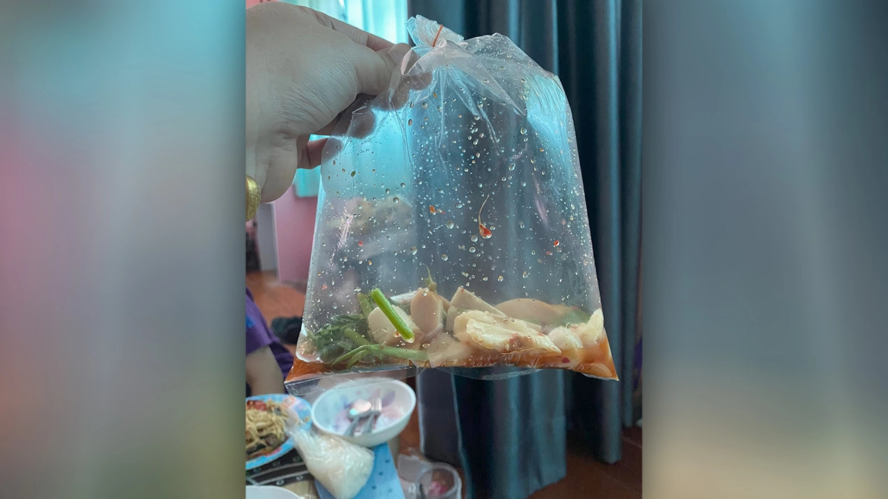 สาวเซ็ง เผยภาพ "ยำรวมมิตร" ราคา 80 บาท โซเชียลแห่คอมเมนต์ถาม แพงที่อะไร