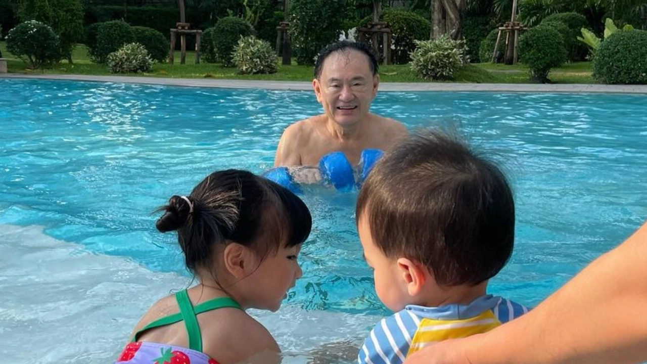 “อิ๊งค์” เผยภาพ “ทักษิณ” มีความสุขกับหลานๆ ในสระว่ายน้ำบ้านจันทร์ส่องหล้า