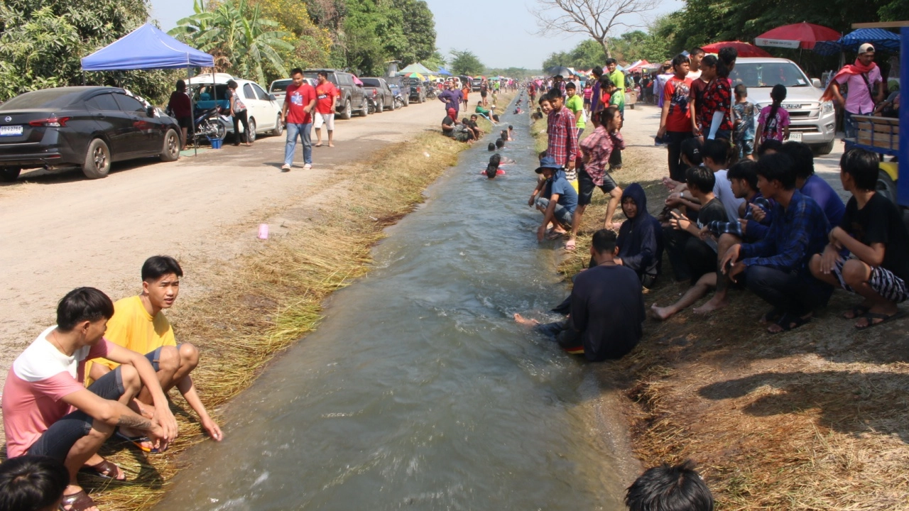 เมืองกาญจน์ทะลุ 40 องศาฯ ชาวบ้านดอนตาเพชรแห่เล่นน้ำ "คลองตาบ๊อก" คลายร้อน
