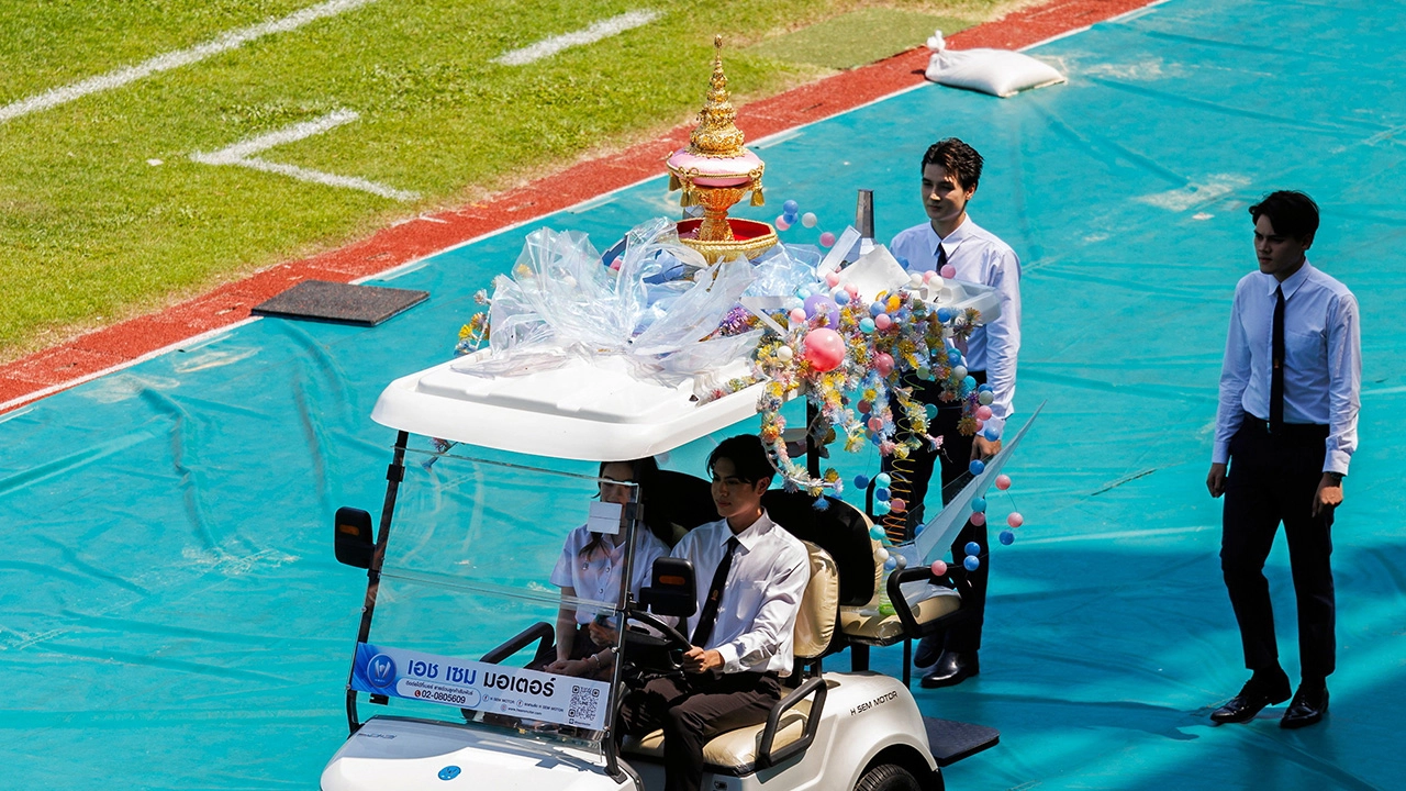 พัฒนาหรือก้าวขาไม่พ้น