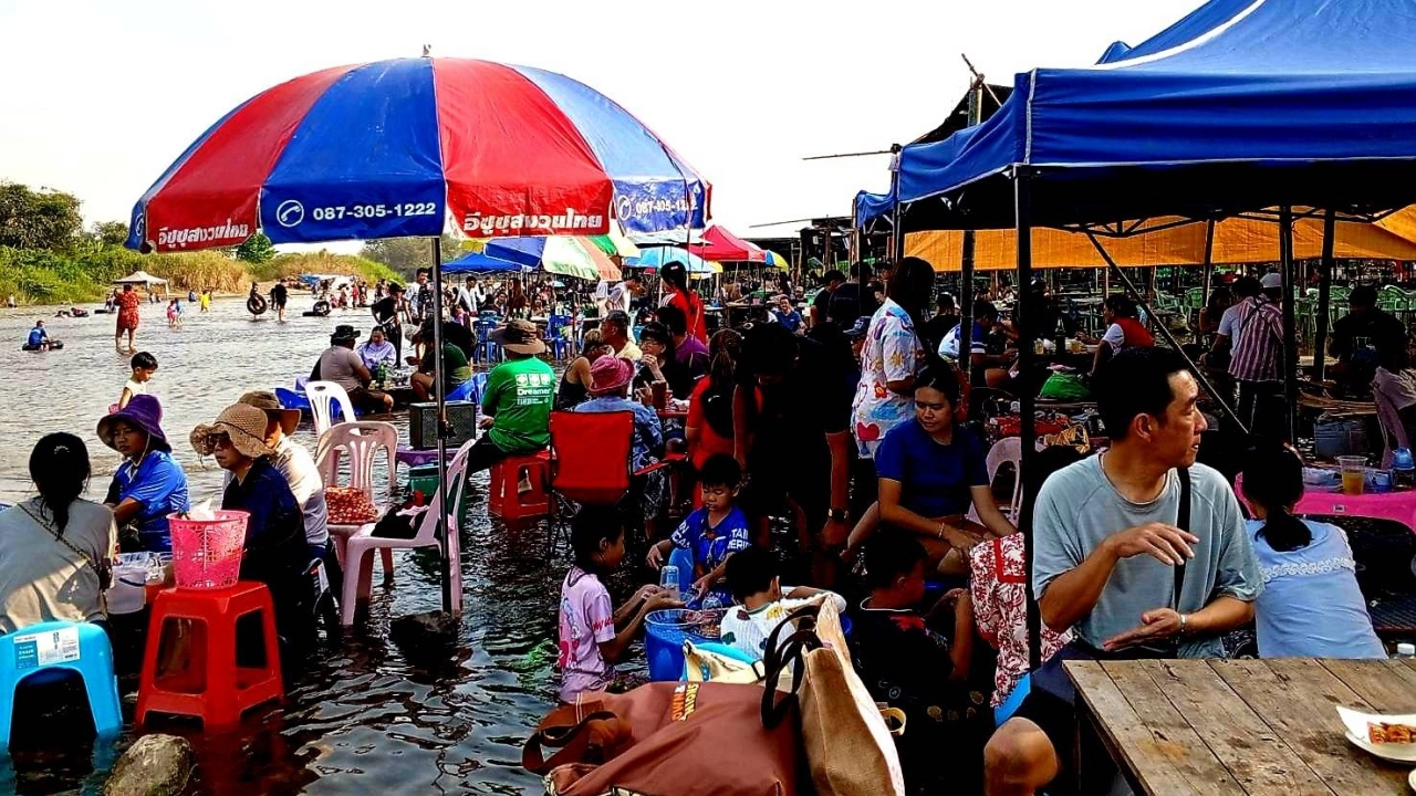 เชียงแสนแดดแรง ร้อนแตะ 40 องศาฯ นทท.แห่เล่นน้ำโขง ตั้งวงดื่มกินทำเงินสะพัดกระจาย