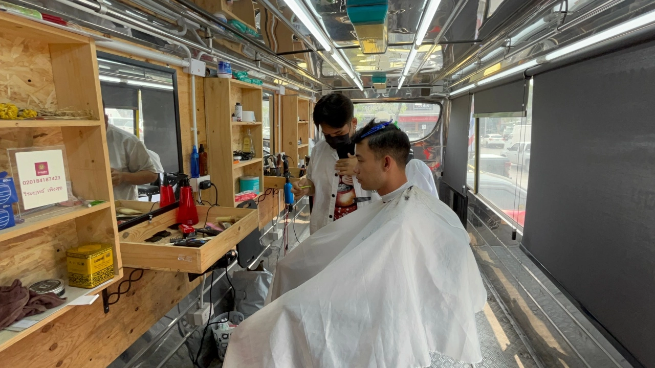 บาร์เบอร์สุดเก๋ ในปั๊มย่านคลองหนึ่ง เอารถมินิบัสเก่ามาทำเป็นร้านตัดผมวินเทจ