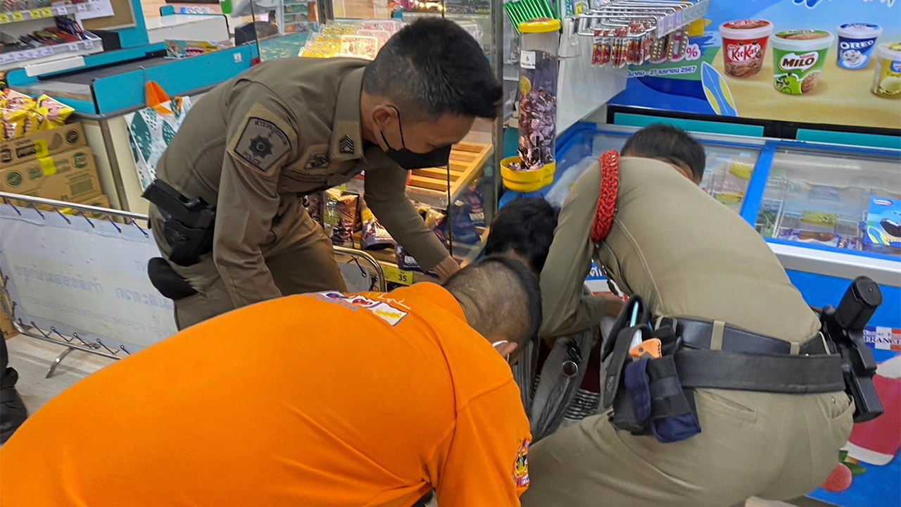 สยบไอ้คลั่งโหด ไล่แทงกลางห้าง ขวดเบียร์ฟาดศีรษะ ใช้ปากฉลามจ้วงซ้ำ พบป่วยเป็นจิตเวช