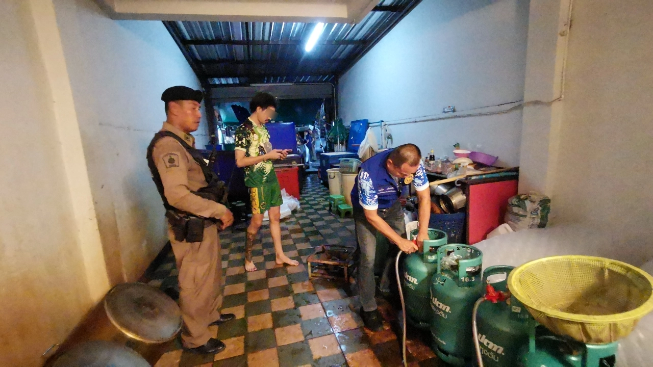 ตำรวจบางบัวทอง จับพ่อค้าน้ำท่อม 4x100 ชาวบ้านเดือดร้อน ต้มทั้งวันทั้งคืน