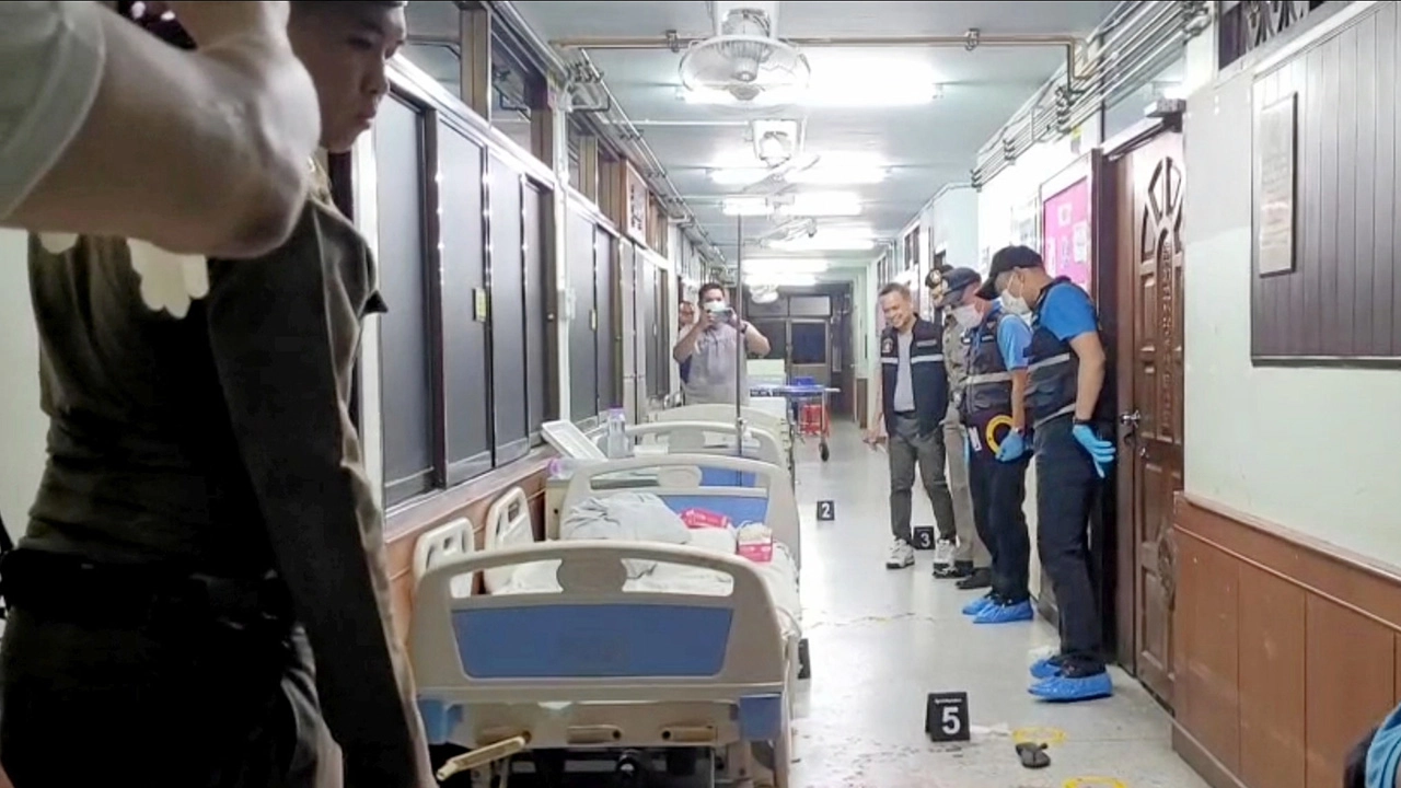 ยิงสยบ "ไอ้คลั่ง" เสพยาเพี้ยนซิ่งชนรถตร. หนีเข้าไปหาเมียป่วนในรพ.