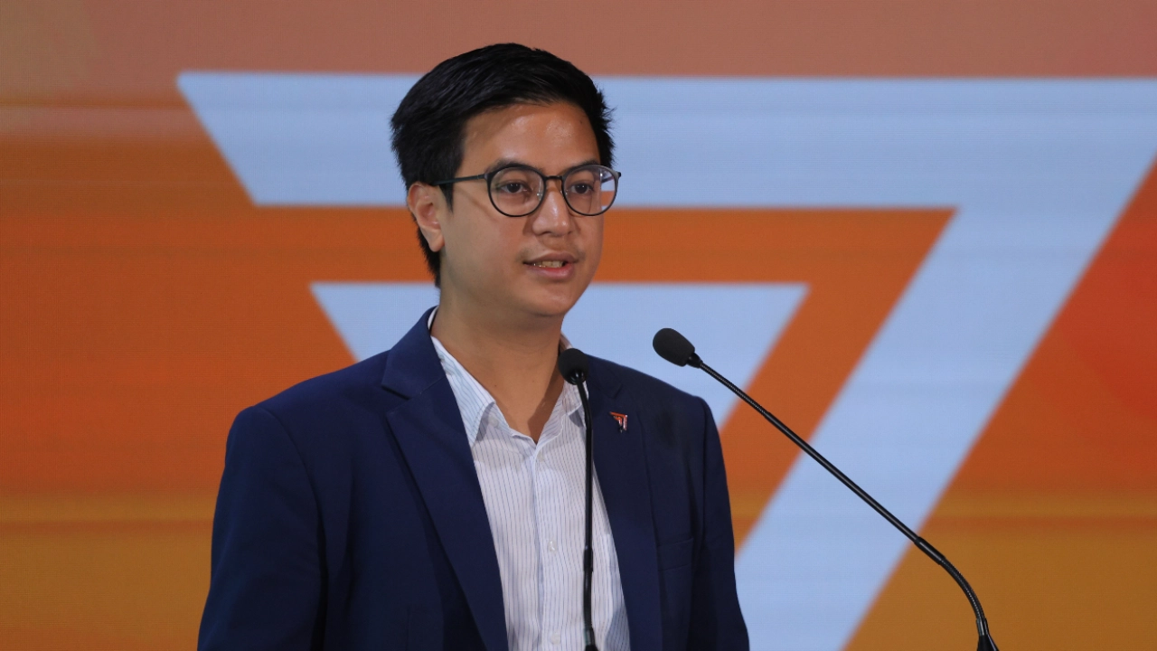 มติ "ก้าวไกล" เลื่อนสรรหา กก.บริหาร-เลี่ยงตอบ เลือก "พริษฐ์" หัวหน้าคนใหม่