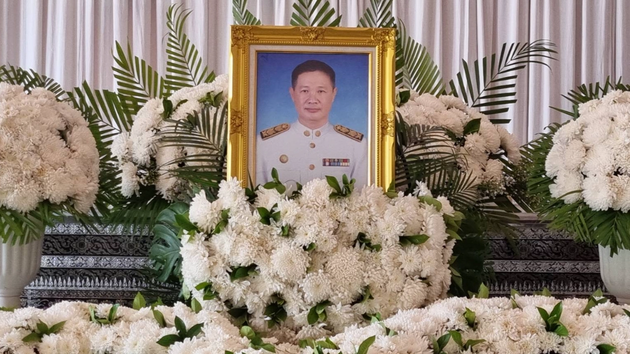 เลื่อนวันเผาศพ "ผอ.เทศบาล" ครอบครัวไม่เชื่อแขวนคอ ยังสงสัยสาเหตุการตาย