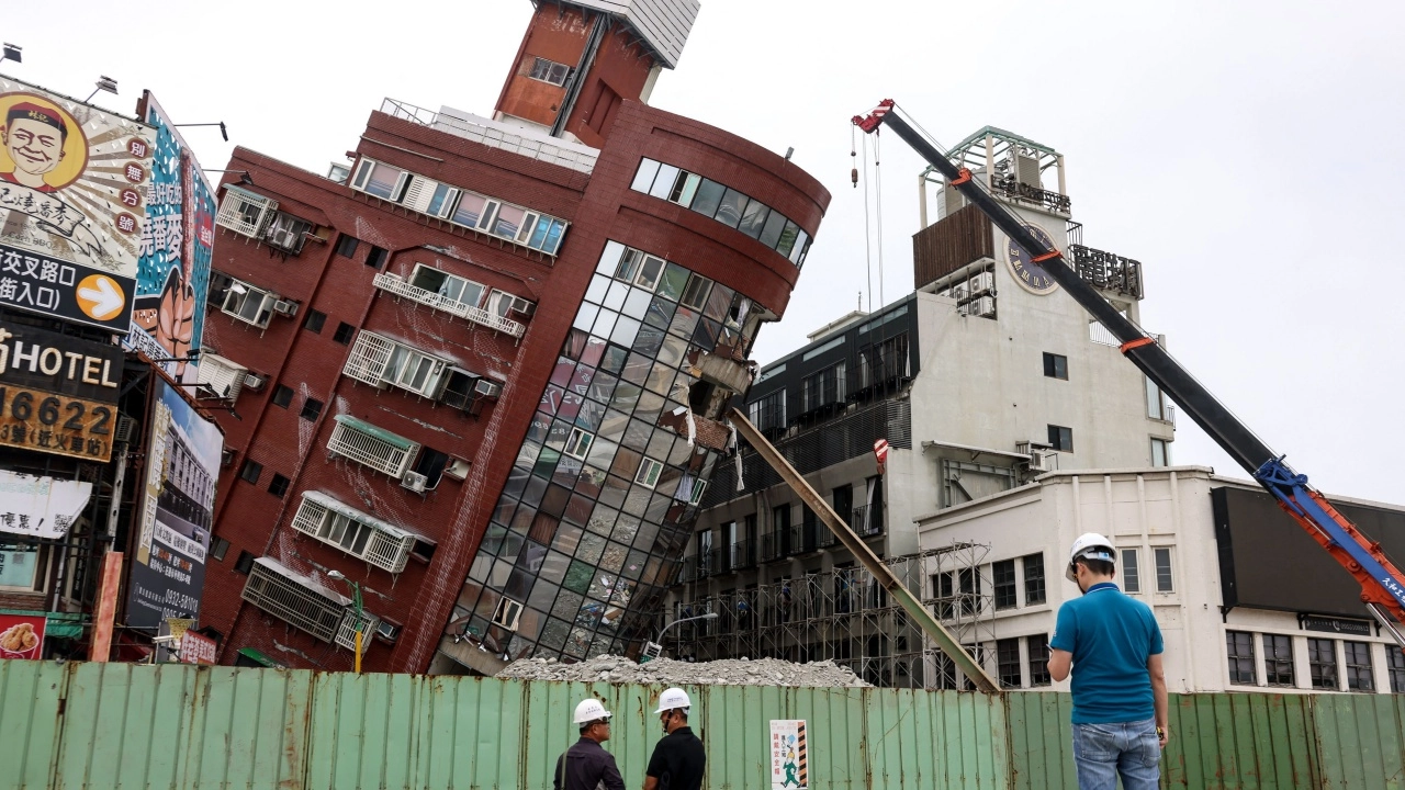 กู้ภัยไต้หวันเร่งรื้อถอนอาคารทรุดเอียงจากแผ่นดินไหว หวั่นถล่มซ้ำ