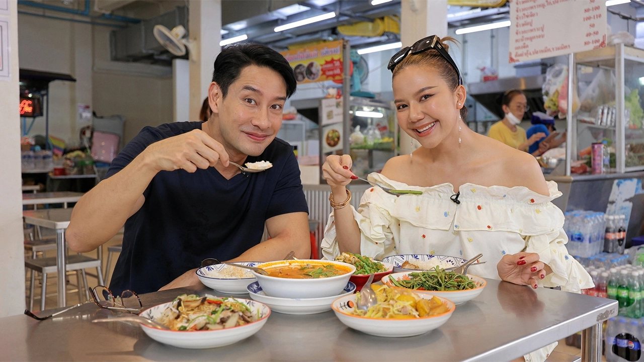 ใต้แฟลตมีอาหารเหลา "เจ๊หงส์ ศูนย์อาหารสวนกวางตุ้ง" ในรายการ "เศรษฐีป้ายแดง"