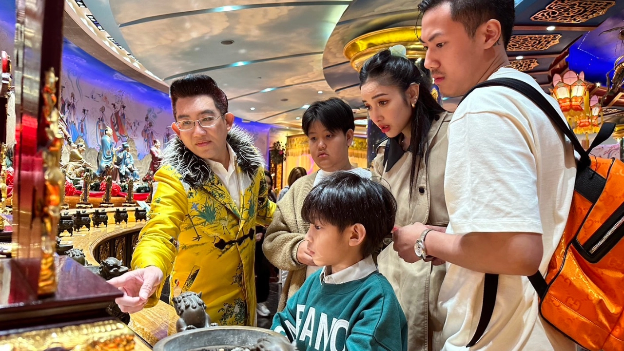 หวานฉ่ำ แพท ควง พี ไหว้เทพแห่งความรัก ที่ฮ่องกง อ.คฑา แซวอยากมีลูกเพิ่ม