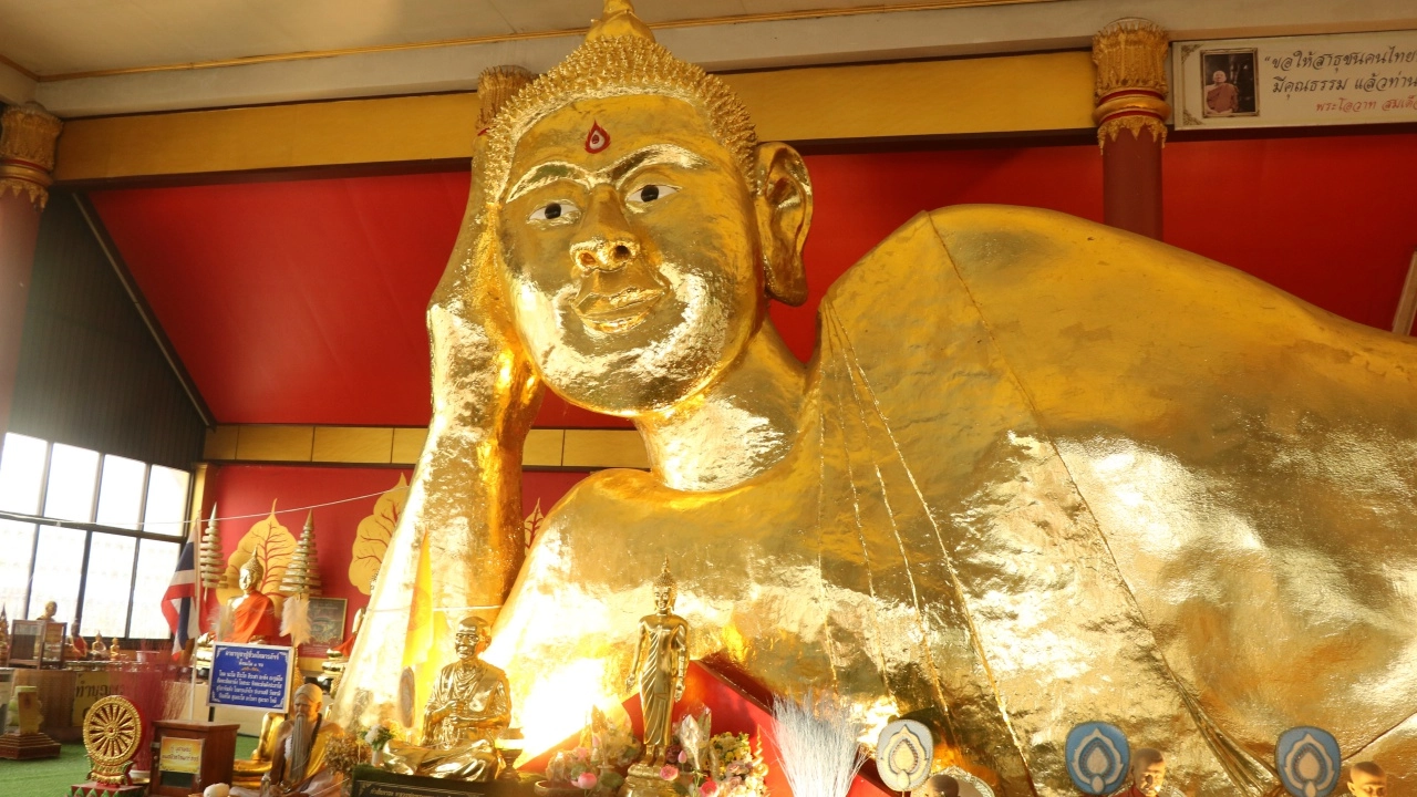 เจ้าอาวาสวัด เผยที่มาไวรัล "หลวงพ่อพระนอน" ใบหน้ากลั้นยิ้ม