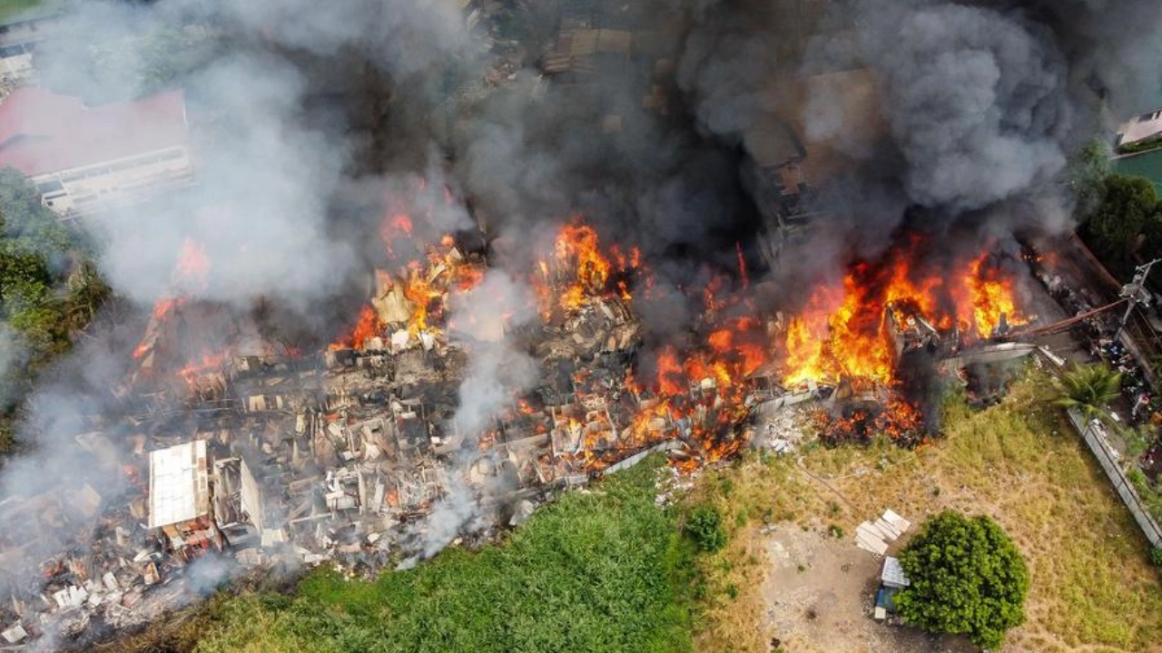 ไฟไหม้รุนแรงเผาชุมชนในฟิลิปปินส์ วอดกว่า 400 หลัง บาดเจ็บอย่างน้อย 1 ราย