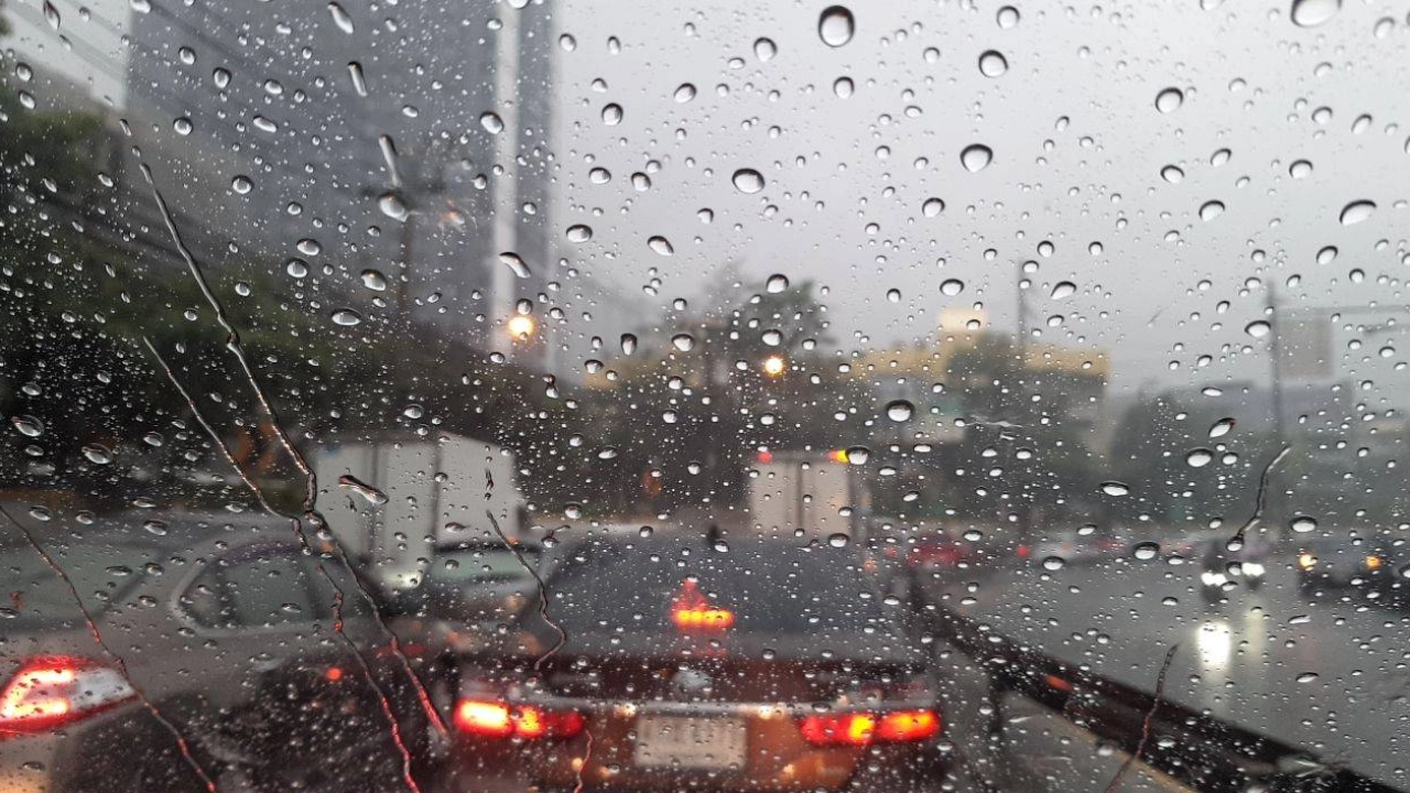 กทม.อ่วม ฝนถล่มแต่เช้า น้ำท่วมบางจุด รถติดหนึบทั่วกรุง ลุ้นช่วงเย็นต่อ