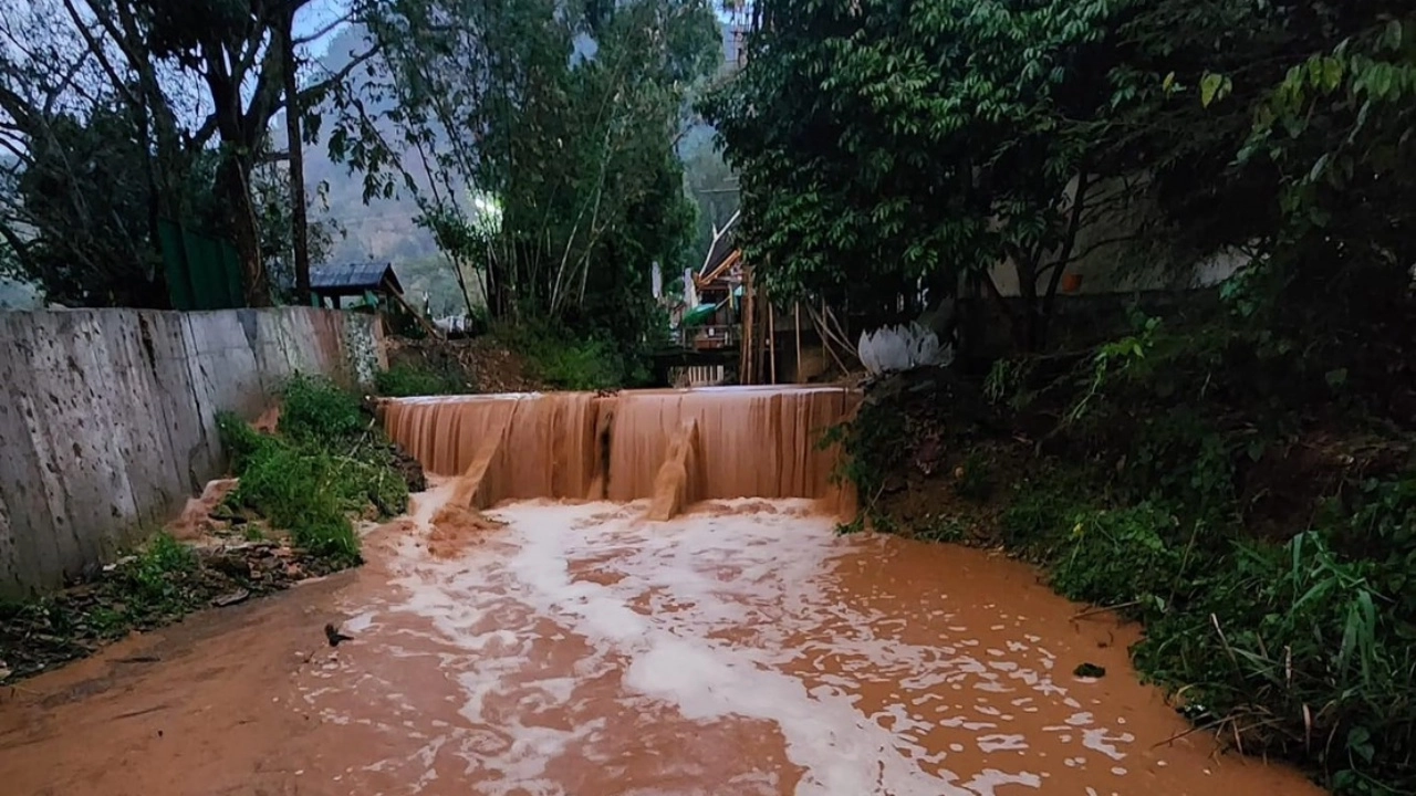 น้ำป่าทะลักเมืองแพร่ ชาวบ้านแปลกใจมาตอนหน้าร้อน หวังฝนล้างฝุ่น PM 2.5 ให้จาง 