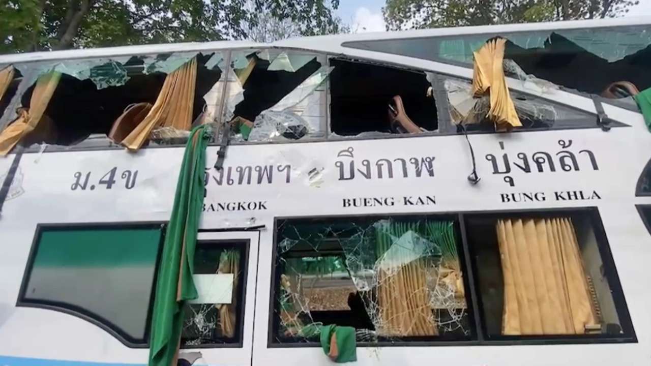 เผยเหตุรถทัวร์คว่ำที่โคราช ดับ 2 ผู้เสียชีวิต เป็นพนักงานขับทั้งคู่ 