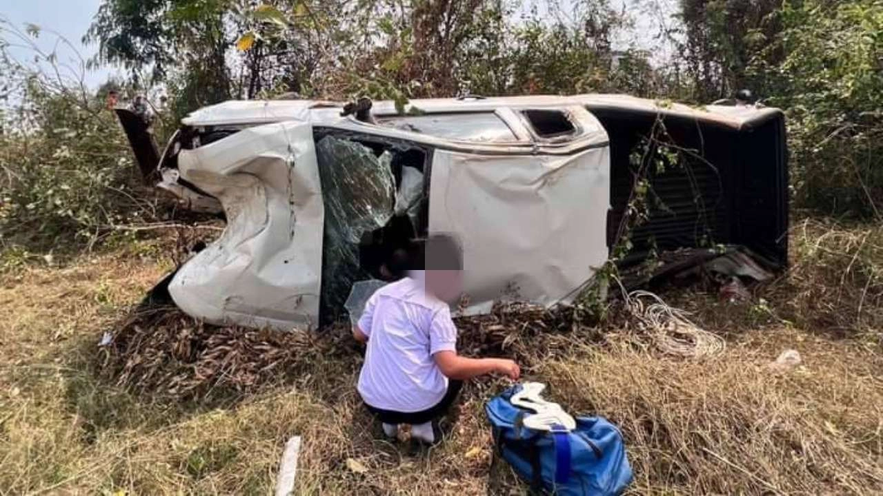 หนุ่มซิ่งกระบะเหยียบไม่ยั้ง หลุดโค้งพุ่งชนจยย. ดับสยองคาที่ 2 ศพ