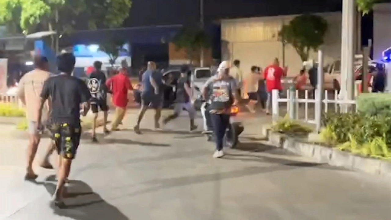 อปพร.สายไหม ตบร่วมกตัญญู แย่งรับคนเจ็บ