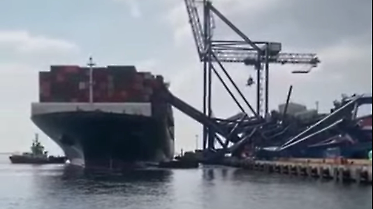 เรือบรรทุกสินค้าฮ่องกงเบรกไม่อยู่ ชนเครนที่ท่าเรือตุรกีล้มระเนระนาด (คลิป)