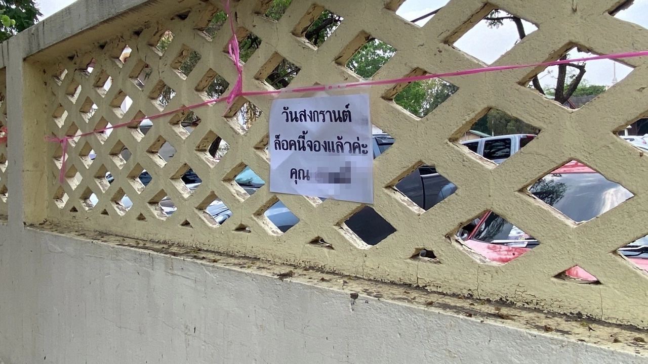 มาก่อนเวลา พ่อค้าแม่ค้าติดป้ายจองพื้นที่ข้างวัด ขายของช่วงสงกรานต์