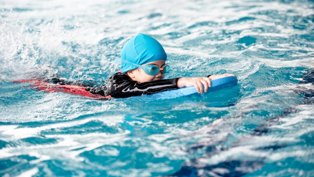 เปิดลงทะเบียนแล้ว "ตำรวจน้ำ" สอนน้องว่ายน้ำ อายุ 5-18 ปี เช็กเลยมีที่ไหนบ้าง