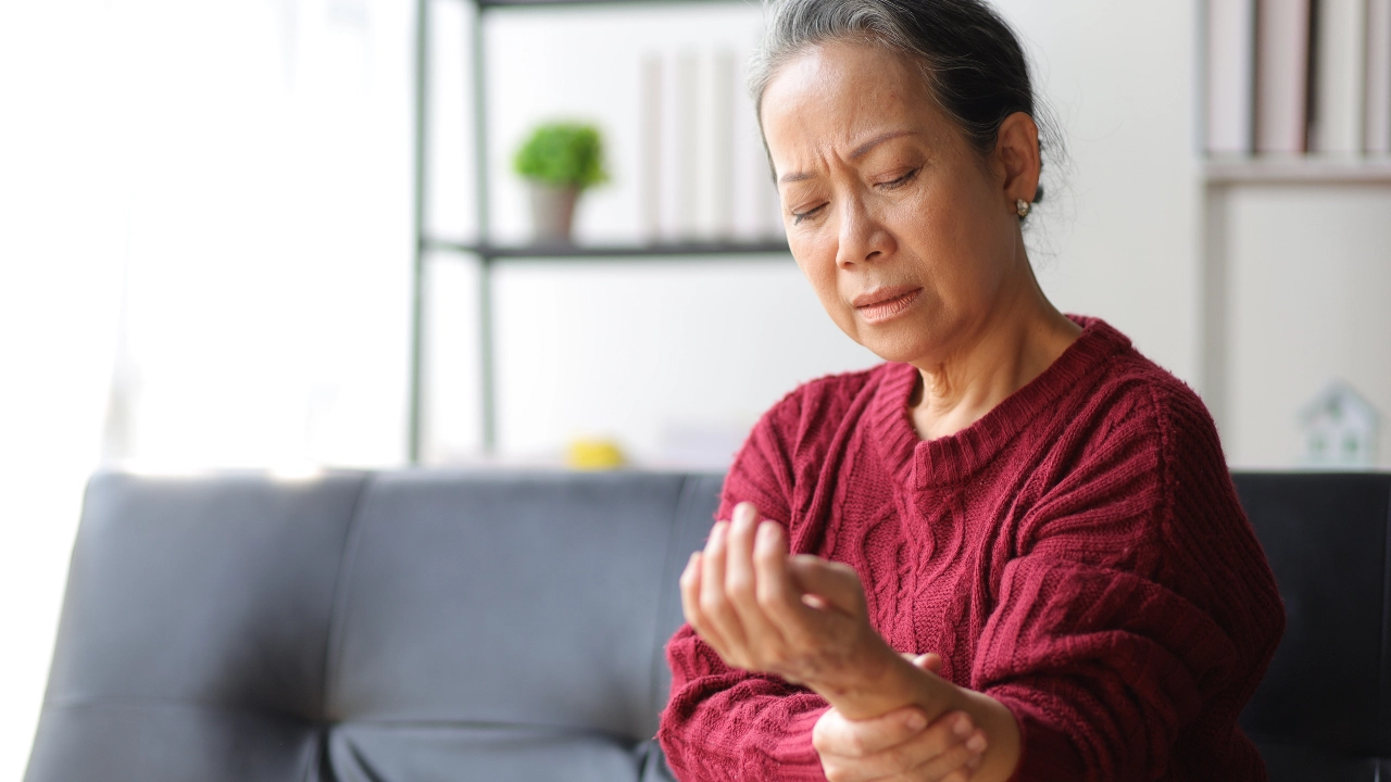 ผู้สูงอายุแขนขาอ่อนแรง เกิดจากอะไร อันตรายแค่ไหน