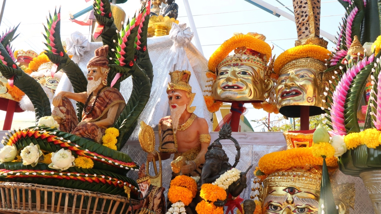 ให้โชคทุกปี พิธีไหว้ครูพ่อปู่ฤาษีตาไฟ คอหวยไม่พลาดส่อง "เลขเด็ด" ธูปเสี่ยงทาย