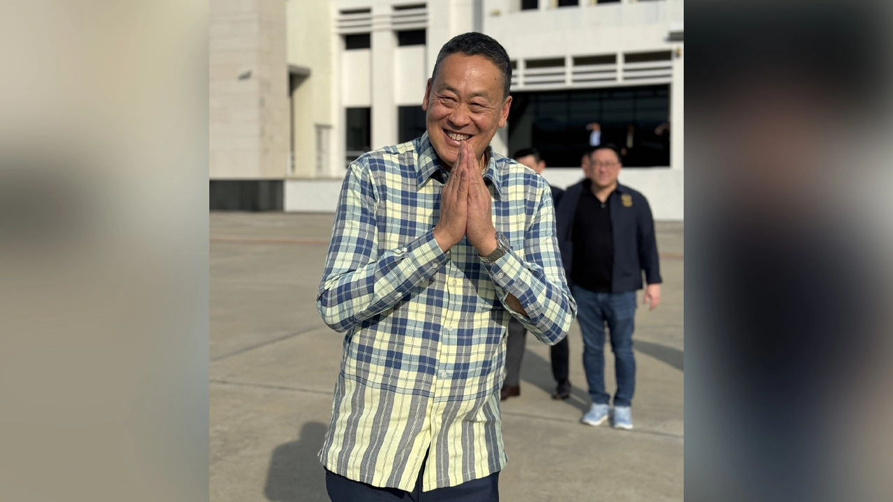 นายกฯ โชว์เสื้อเชิ้ตผ้าขาวม้า โวต้องไปถึงปารีส-ดันสินค้าท้องถิ่นวางห้างดังถึง 30 เม.ย.