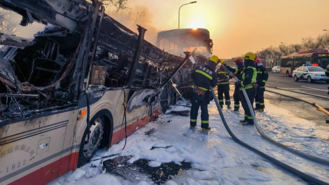 สลด เกิดอุบัติเหตุรถบัสชนกัน ดับ 1 ศพ บาดเจ็บ 37 รายที่จีน