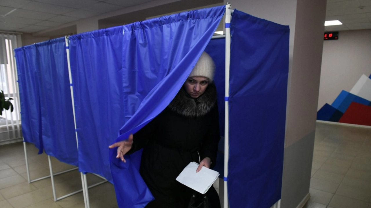 เลือกตั้งปธน.รัสเซียวันแรกสุดป่วน ตร.รวบ 13 ราย เผาคูหา-ขว้างระเบิด-เทน้ำหมึกลงหีบ