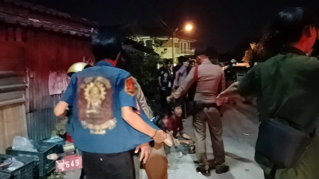 ชาวบ้านผวา เด็กช่างใส่เสื้อช็อป กระดกเบียร์ ยืนเต็มซอยเฝ้ารั้วสถาบัน