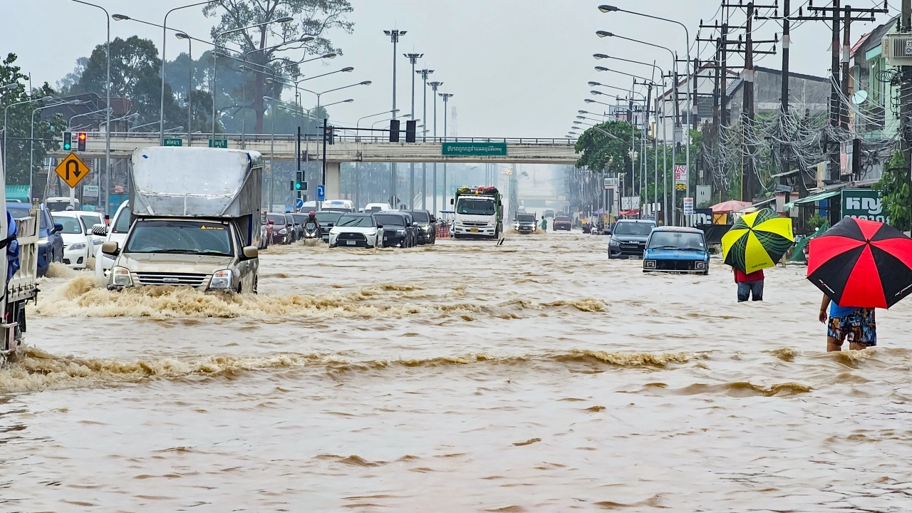 ฝนถล่มสัตหีบจมบาดาล ถนนสุขุมวิทรถติด เหลือวิ่งเลนเดียว 