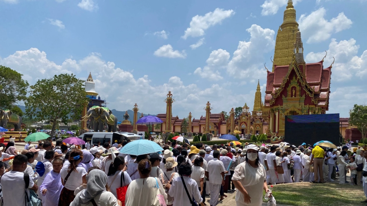 สักการะพระบรมสารีริกธาตุฯ จ.กระบี่ วันแรกศาสนิกชนล้นทะลักกว่า 8 หมื่น