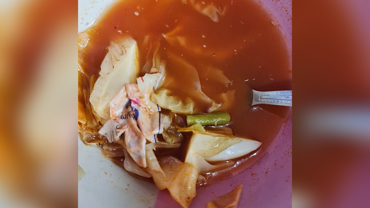สาวกิน "แกงส้ม" ไปแล้วครึ่งชาม เจอกระดาษชิ้นใหญ่ คนขายงง ไม่รู้มาจากไหน