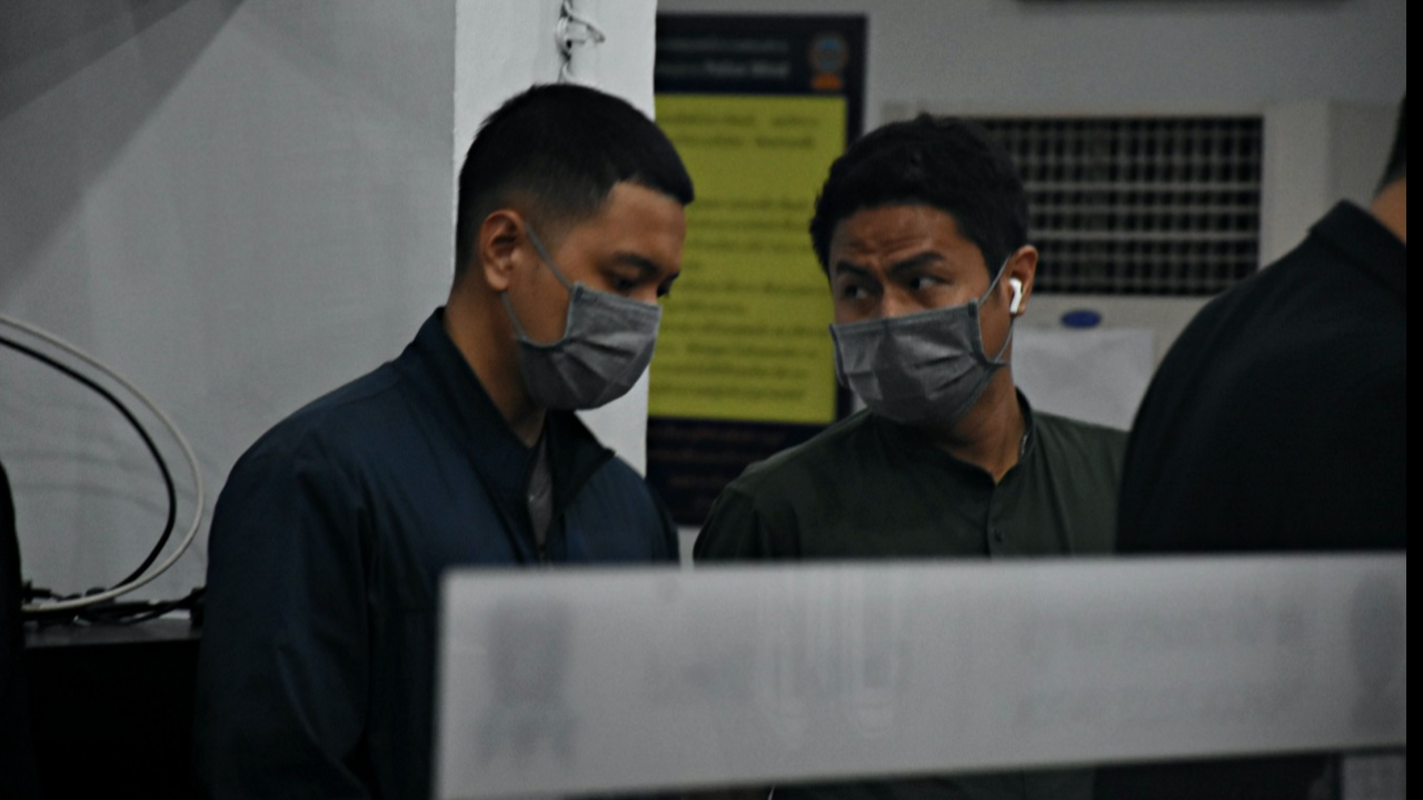 ส.ต.อ.ลูกน้องบิ๊กโจ๊ก 2 นาย ผู้ต้องหาฟอกเงินฯ มอบตัวที่สน.เตาปูน