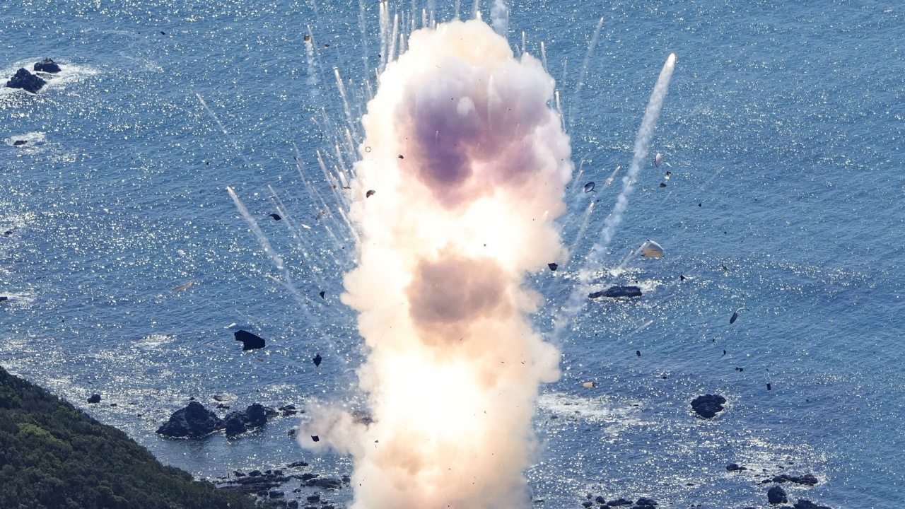 จรวดส่งดาวเทียมญี่ปุ่นบึมกลางอากาศ หลังทะยานขึ้นไม่กี่นาที (คลิป)