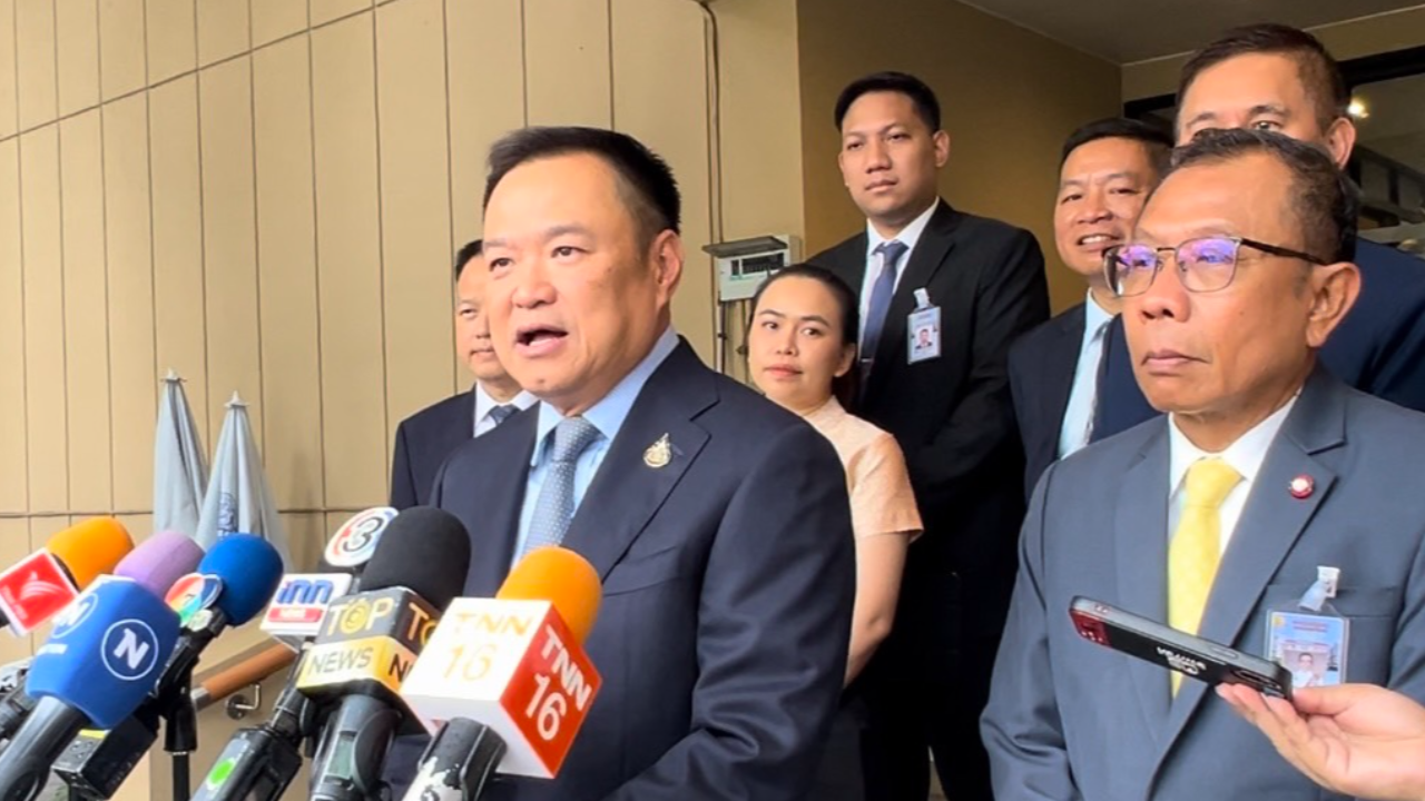 “อนุทิน” ปัดตอบเตรียมรับ สส. ย้ายพรรค แต่ชี้ ภท. อบอุ่น เอาใจใส่ พร้อมพาไปกินลาบ