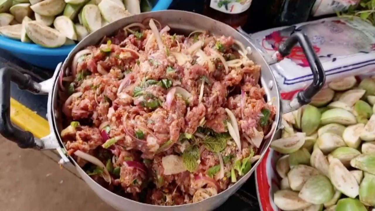 ปศุสัตว์จังหวัดบุรีรัมย์ เตือนระวัง "โรคแอนแทรกซ์" กำชับคนกินลาบเนื้อดิบระวังตัว