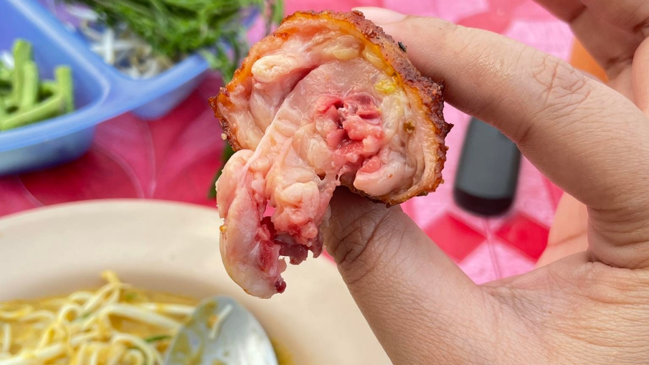 ลูกค้างงหนัก แจ้งร้านอาหาร หลังเจอ "ไก่ทอด" ไม่สุก กลับได้รับคำตอบสุดเฟล