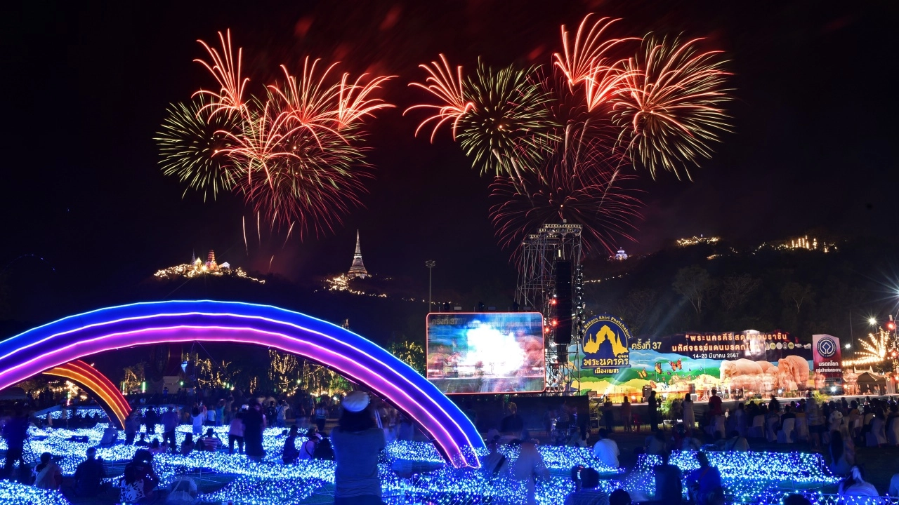 ชวนเที่ยวเพชรบุรีขึ้นเขาวัง มีงานพระนครคีรี ครั้งที่ 37 ประดับไฟสวยงามยามค่ำคืน