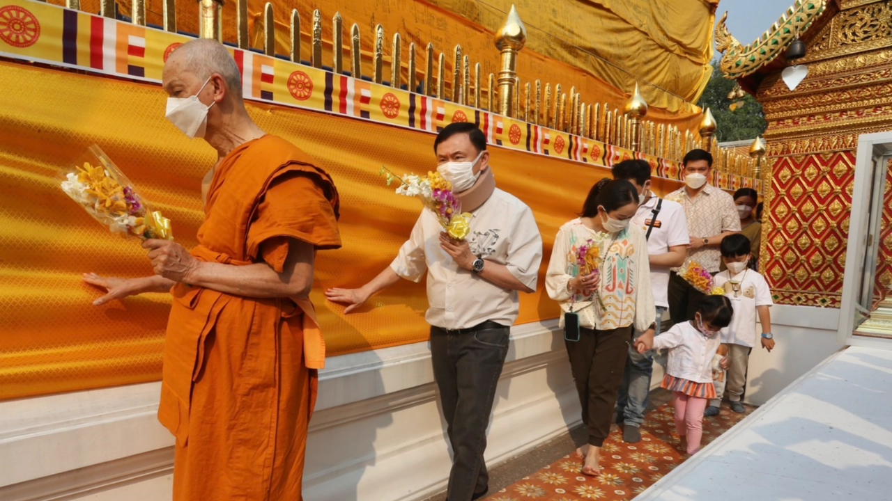 “ทักษิณ” พาครอบครัว สักการะครูบาศรีวิชัย-ขึ้นพระธาตุดอยสุเทพ