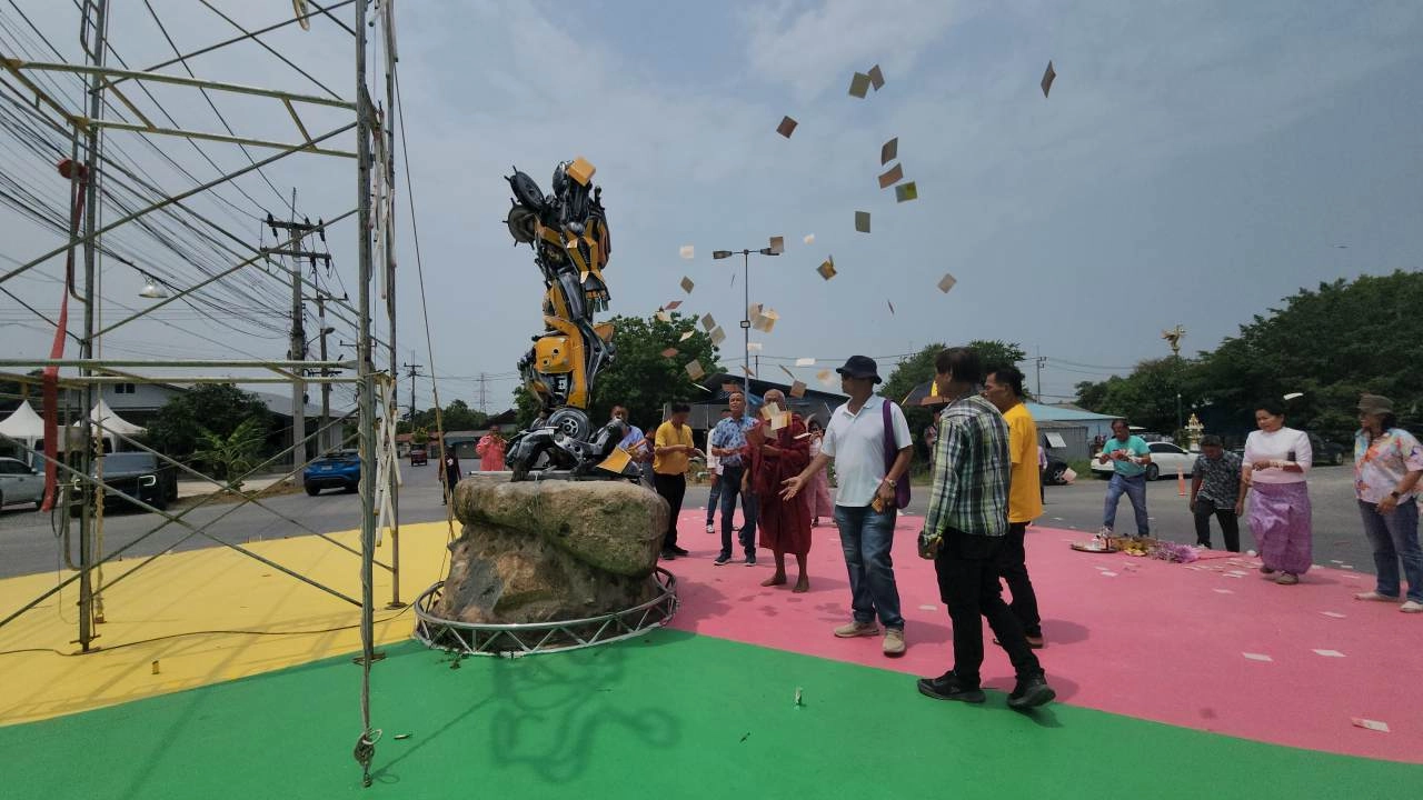 ฤกษ์ดีเปิด "วงเวียนหุ่นยนต์" คอหวยไม่ลืมส่อง "เลขเด็ดงวดนี้" จากปลายประทัด