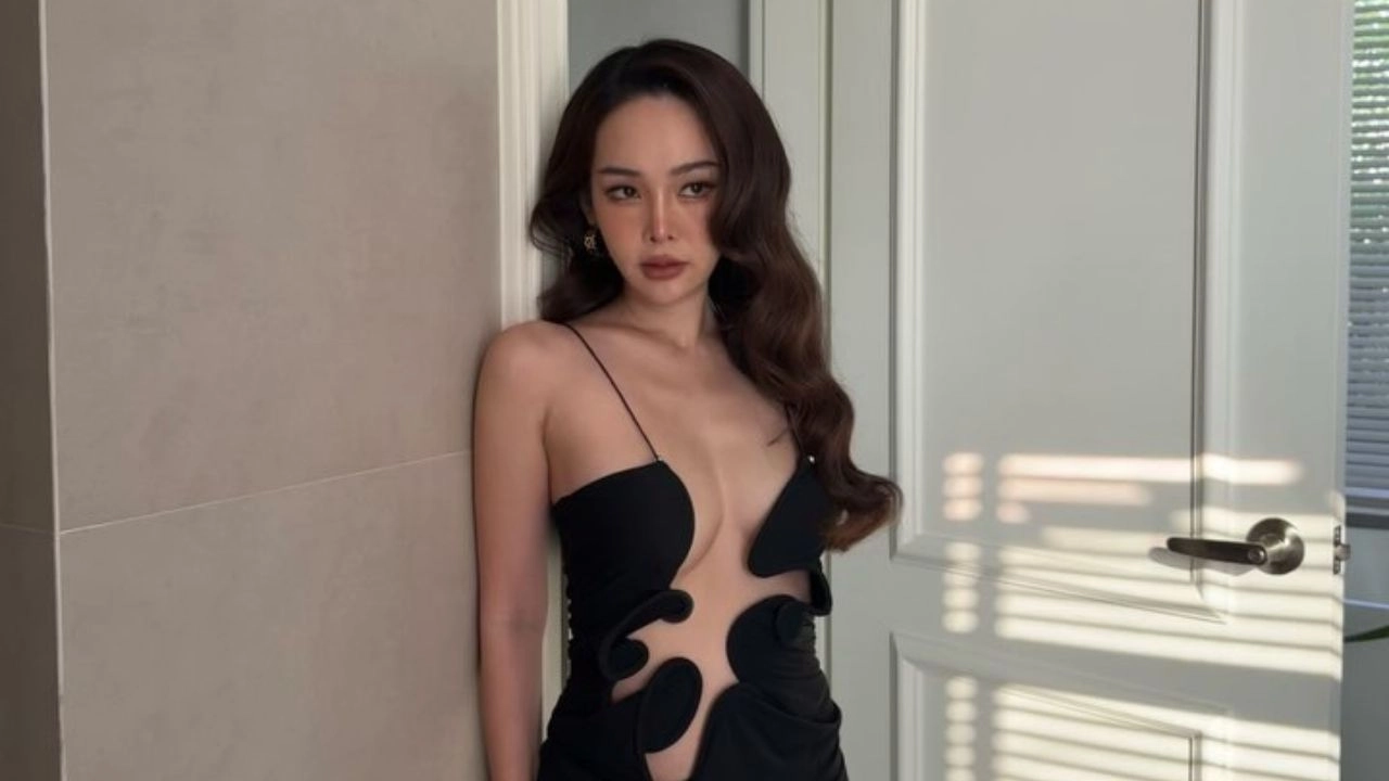 ส่องชุด ปุ้มปุ้ย พรรณทิพา แซ่บไฟลุก โนบราแถมแหวกลึกถึงเอว (คลิป)