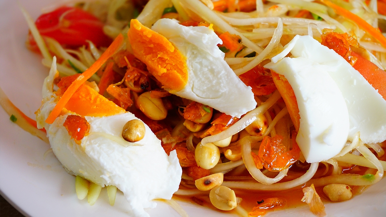 ส้มตำไทยไข่เค็มกับเชื้อก่อโรค