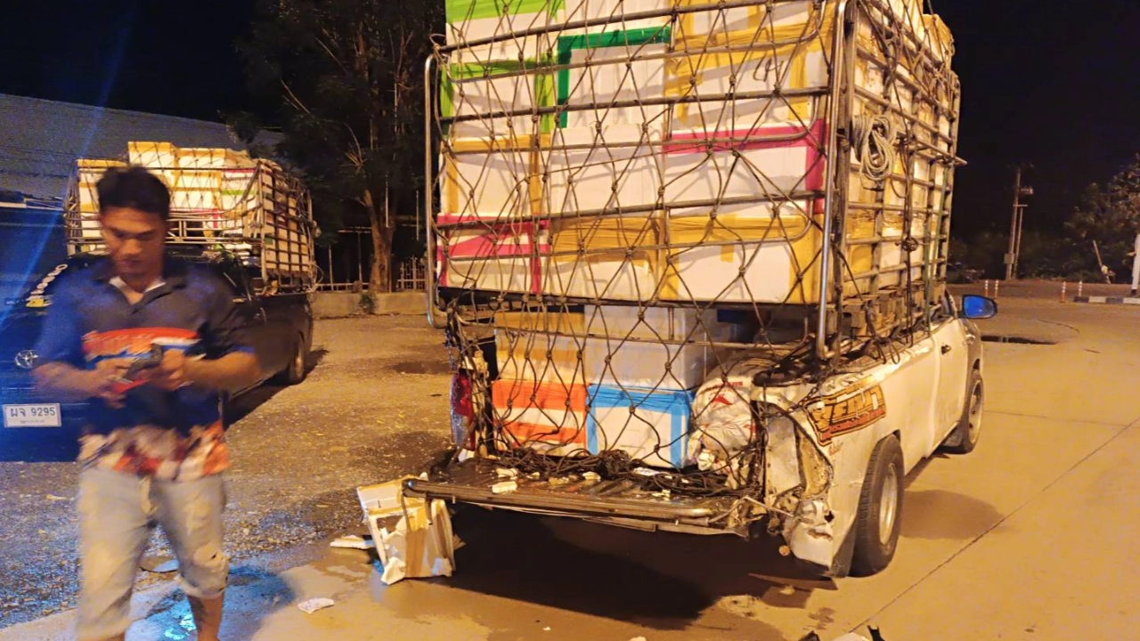 ปิกอัพ 4 ประตู ชนรถคอกบรรทุกของทะเล ตกคูน้ำดับ 3 ศพ เด็ก 1 ขวบตายด้วย