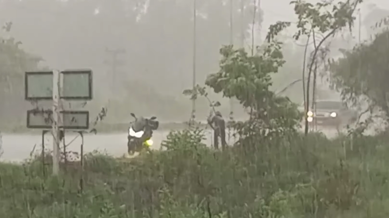 แห่อวยยศ "พลเมืองดี" จอดรถเคลียร์เศษดินขวางทางน้ำ ท่ามกลางฝนตกหนัก (คลิป)