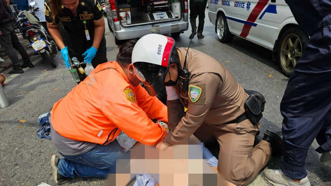 หนุ่มขับเก๋งหมดสติ ชนวินจยย.เจ็บ ตร.ทุบกระจกช่วย CPR ก่อนดับคา รพ.