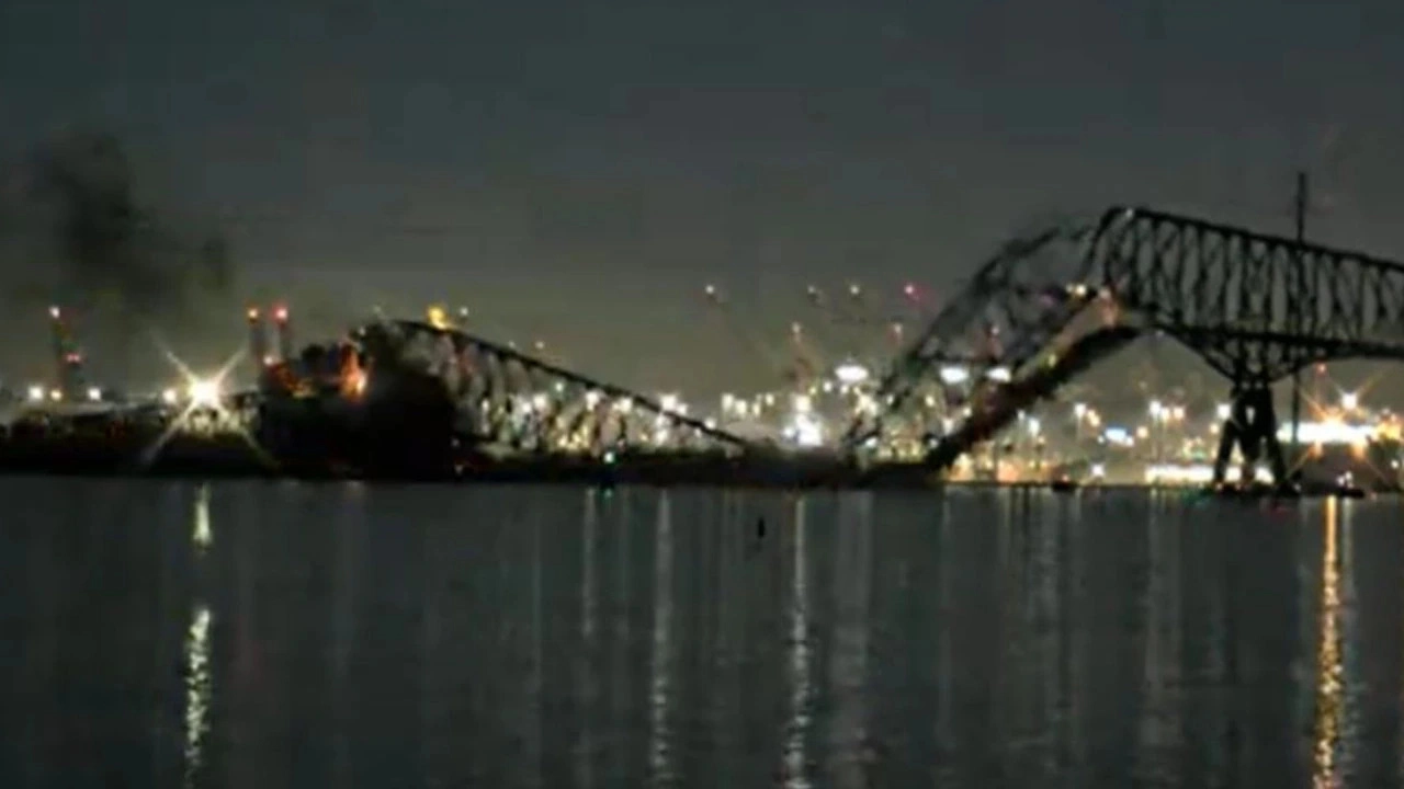 เรือชนตอม่อสะพานพังถล่มในสหรัฐฯ รถ-คนตกน้ำจำนวนมาก (ชมคลิป)