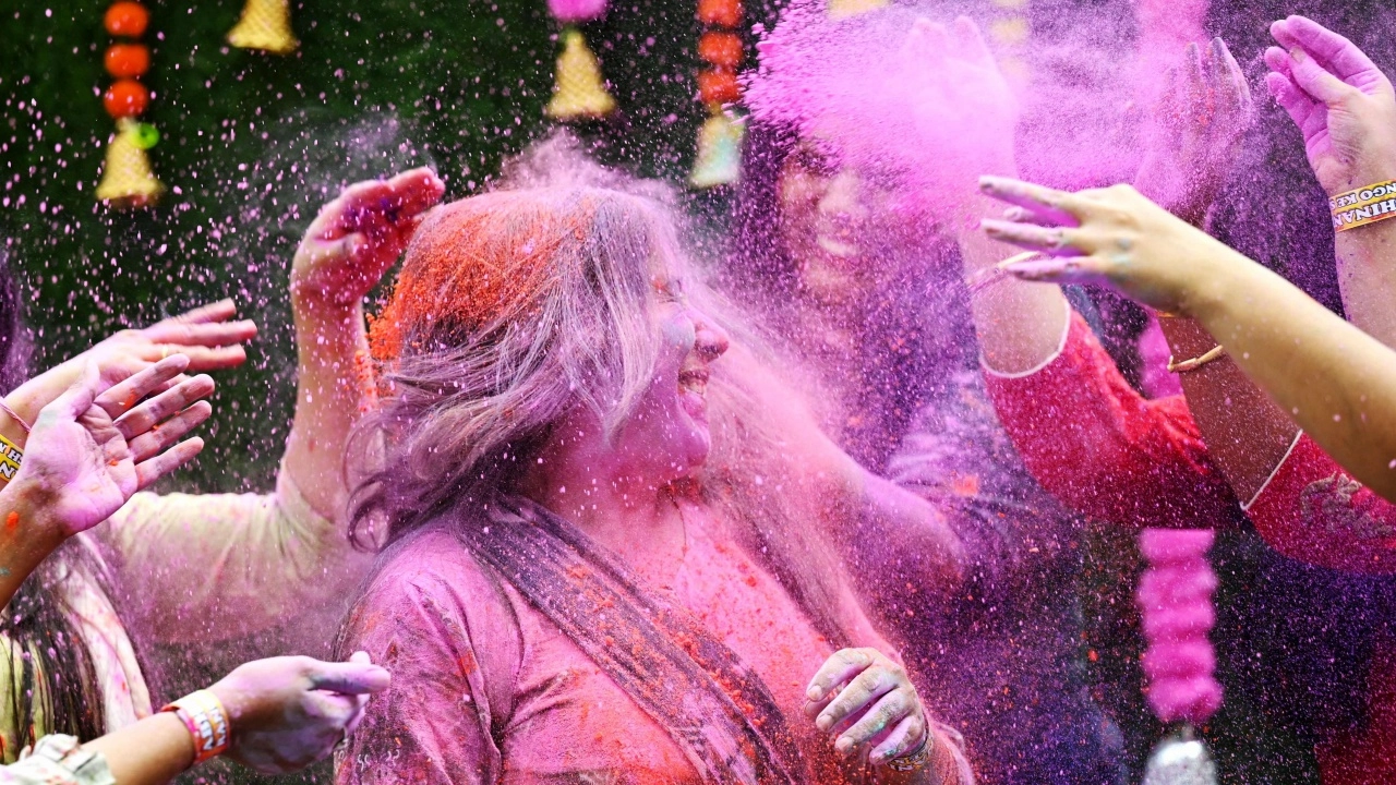 ชาวฮินดูทั่วโลกร่วมฉลองเทศกาลสาดสีอย่างคึกคัก